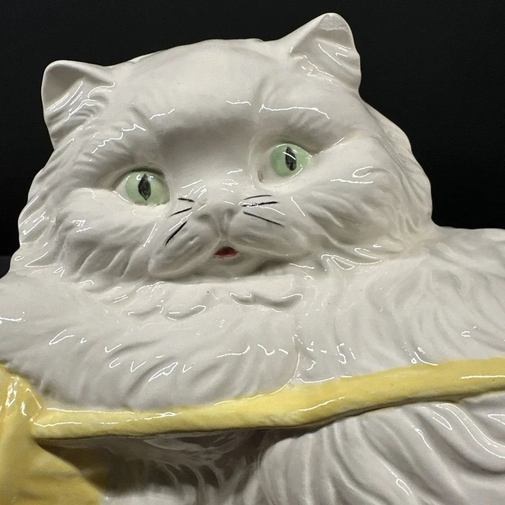 VTG Ceramic White Persian Cat Figure Statue Long Haired Play Yellow Yarn (read)